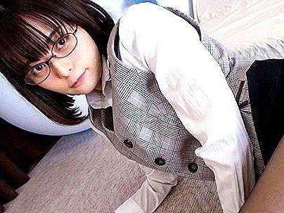 ＜OL！＞「眼鏡・・・マニアにはたまんね！」滅茶苦茶可愛いOL！着衣ファックとか抜ける(アダルト動画)