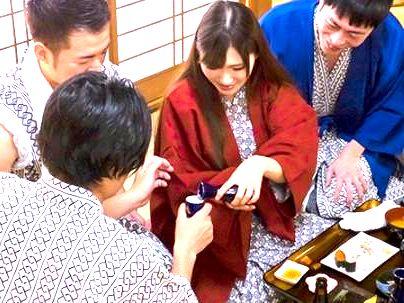 ≪温泉旅館！≫【え？乾杯ですか？】スタイル抜群ボイン奥さん！旅館で団体客にエロ行為持ち込まれるゾ(無料エロ動画)