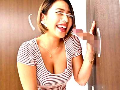 ≪女子大生ＧＡＬ！≫【抜くの？】渋谷のイケイケＧＡＬ！壁に生えたオチンポ抜く企画挑戦しちゃうぞ！！！