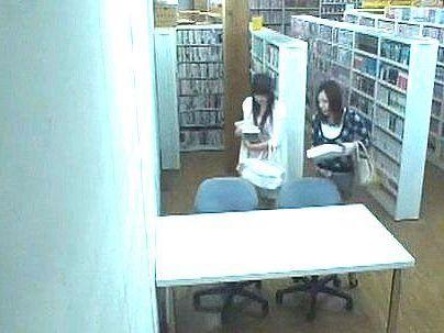 ＜図書館！＞「奥いいの…」真面目そうな巨乳ボイン女子！図書館でバックファックでもだえとるぞ(無料エロ動画)