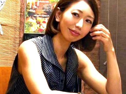 ≪素人ナンパ企画！≫【私でいいの…♡】一人飲みしてるおばさん！口説いてエロ行為簡単にできちゃうぞ(アダルト動画)