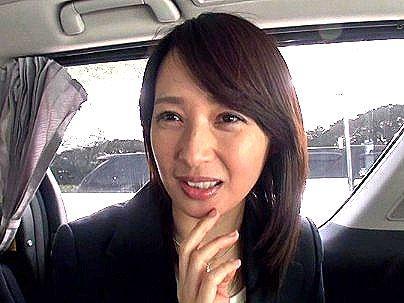 ＜五十路熟女！＞「お～ルックスいいね！」清楚な感じの美魔女おばさん熟女！まさかの・・・ＡＶ出演決めちゃうぞ(エロ動画)