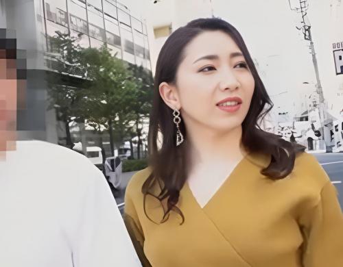【素人】美男美女な夫婦に声をかけ…早漏夫のせいで欲求不満の奥さまとまさかの３Pセックス突入！？夫も交えた激エロNTRハメ