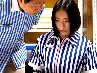 ＜人妻NTR！＞「息・・・臭い！」清楚な感じの美乳奥さん！コンビニバイトで嫌いな臭い男にNTR持ち込まれるぞ！！