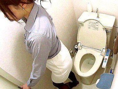 ＜三十路！＞「盗撮・・・トイレも！」上品な感じの美人奥さん！隠し撮りされながら浮気ファックしちゃうゾ！！