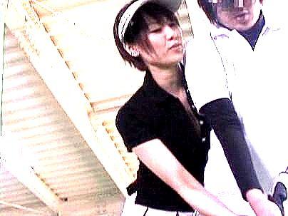 ≪ゴルフ練習場！≫【私が教えますね…♡】若い男見つけては痴女行為！美少女が今日もターゲートロックON！！！