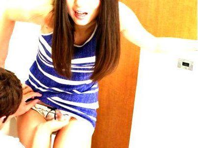 ＜おしっこ！＞「もうダメなの・・・漏れちゃうの…」滅茶苦茶可愛いＡＶ女優！おしっこ我慢でおもらしとか・・・やべ～だろ！！