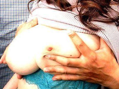 ＜乳首開発痴●＞「ホレホレ・・・ホレ！」グラマラスボイン美人お姉さん！電車で痴漢師に乳首責めされとるぞ！！