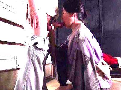 ＜ヘンリー塚本＞昭和のポルノ映像！ババアのお母さん！息子のペニスお口でジュポフェラシチャウゾ(無料エロ動画