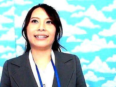 ＜女子社員！＞「何するんですか？」上品な感じの女子社員！ラップごし素股で興奮して本番ファックしちゃうゾ！！