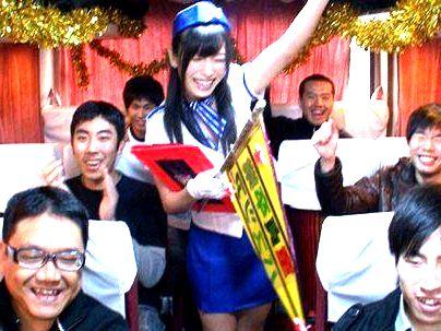 ＜筆下ろしバスツアー！！＞いっぱい頑張るよ…♡！滅茶苦茶可愛い人気ＡV女優！エロ企画で筆おろしがんばるモン！！