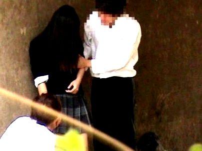 ＜盗撮もの！＞ケケケ・・・バカなカップルだ！！金のない若いカップル！野外でｓｅｘし始めるからもち隠し撮り！！！