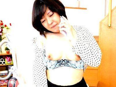 ＜熟女寝取られ！！＞「ばれちゃうの…♡ア～ン」他人棒で浮氣中の奥さん！旦那から電話もバレないようにしてるぞ！！！