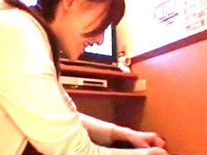 ＜個室ビデオ！＞まさかの？？ビデオ店で自虐行為見してたらAV女優登場！ビックリ仰天エロ行為に！！！！