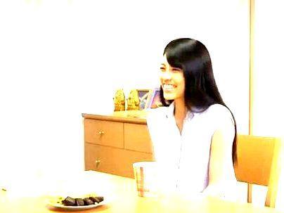 ＜胸チラ若妻！＞「ア～ン、いいの…♡」乳首チラ見せ奥さんをゴミ捨て場確保！勿論エロ行為楽しんじゃうゾ！！(アダルト動画)