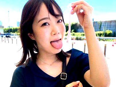 ＜インテリ美大生！＞この顔で・・・コンドームの精子入り飲む？？野外露出ファックで楽しんじゃうぞ(アダルト動画)