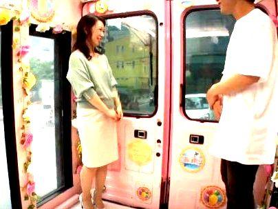 ＜人妻熟女！＞「四十路のおばちゃん・・・確保！？」真面目そうな素人BBA！口説かれ浮氣交尾しちゃうゾ！！