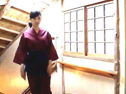 ＜美人女将！＞「ほしいの…♡」色気半端ない旅館の女将！誘惑してエロ行為楽しんじゃうぞ(アダルト動画)