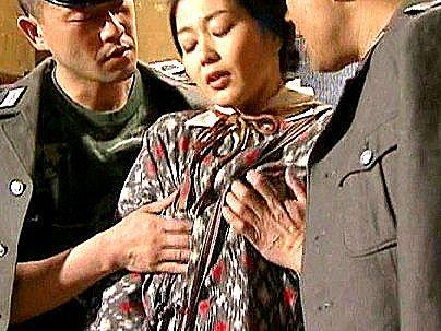 ＜ヘンリー塚本！＞「ババア、NTR」四十路オバサン熟女！夫の性癖のせいで他人棒でNTRファック持ち込まれちゃう！！