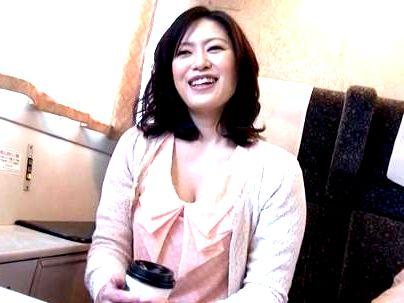 ＜人妻恥悦旅行！＞【音無かおり、登場！】上品な感じの淫乱奥さん！リモバイつけられて野外で興奮シチャウゾ！！！