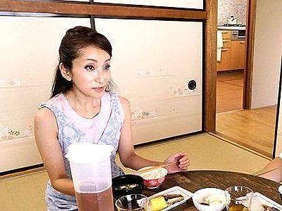 ＜五十路BBA！！＞あれ、欲しいの…！欲求不満すぎる奥さん未亡人！娘婿といけない関係に発展すっぞ！！！