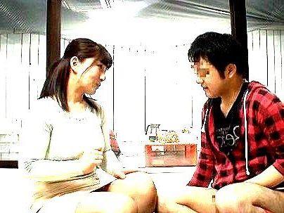 ＜友達の母！＞「いわないでね…♡」やさしい感じの友達の母！えろ企画で息子の友達といけない関係になっちゃうゾ！！