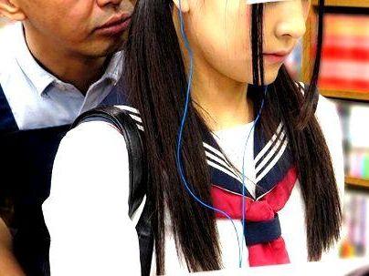 ＜痴漢！＞「イヤ、ダメなの…に…」真面目そうな制服女子！立ち読み狙われて犯されレイプされっぞ！！！