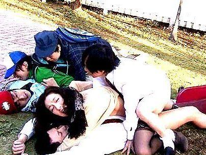 ＜美人ママ！＞「紺あのダメよ…」上品な感じの巨乳熟女のママ！野外で近親ファック発展シチャウゾ(アダルト動画)