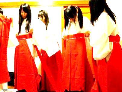 ＜巫女修行！＞「ニギニギ、ニギニギｗ」極エロ可愛い巫女修行の女子達！オチンポで興奮してっゾ！！
