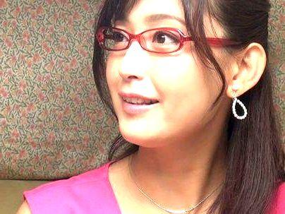 ＜人妻ナンパ！＞「メガネ・・・最高でしょ！」色気半端ない素人の奥さん！口説かれ他人棒で浮気交尾！！