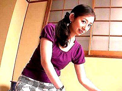 ＜NTR！＞「奥さん・・・浮気フェラ？」上品で綺麗な人妻奥さん！若い男のチンポで興奮シチャウゾ(無料エロ動画)