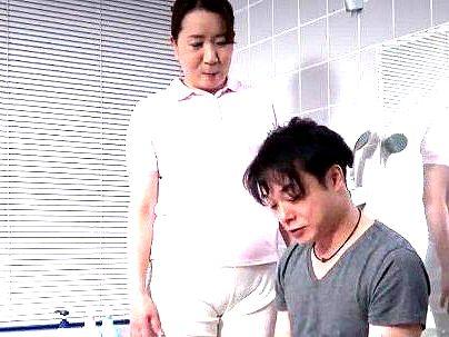 ＜人妻おばさん！＞ババア・・・手マンで興奮！おばさんが介護研修に登場！エロ行為でハッスルしちゃうゾ！！