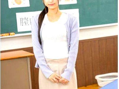 ＜新任女教師！＞清楚な感じの美人先生！自分の体で性教育授業でマンコに指が・・・エロ汁でるか？？