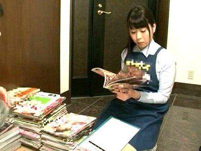 ＜バイト美女！＞す！すごいこの本エッチ？？出張買取に来た可愛い女子にエロ本見せ！興奮させてやっちゃうぞ！！！