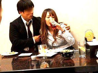 ＜出張先相部屋！＞「もう、酔っちゃた…」いつもはツンデレなOL先輩！酔ったのでチンポで黙らせるぞ(アダルト動画)