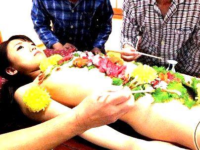 ＜これぞ、女体盛！＞【マンコの刺身・・・食いますか？ヒヒヒ・・】未亡人が女体盛！自分も最後には食われるぞ！！！