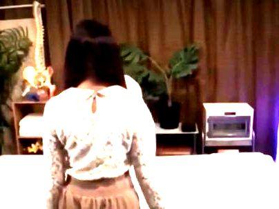 ＜人妻マッサ！＞「これ以上・・・ダメです…」清楚系綺麗な美魔女奥さん！セクハラマッサでNTRファック興奮してっゾ！