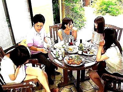 ＜媚薬！＞「乾杯…♡」近所の上品な感じの美人奥さん達！媚薬でぶっ飛びファックに持ち込まれるぞ(無料エロ動画)