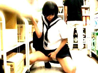 ＜超強力ローター！＞『野外・・・腰砕け！』スタイル抜群ボイン制服女子！超強力ローターで悶えちゃう！！！