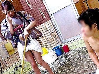 ＜仲居さん！＞凄いおっきいの…♡！清掃中のお姉さんの太ももで勃起！！それ見たお姉さんも興奮して・・・・