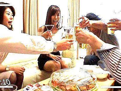 ＜乾杯…♡！＞「まさか！？・・・肛門にペニスを？」スタイル抜群ボインの奥さん！忘年会でアナルファックとか・・・スゲ～！！