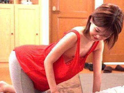 ＜ヨガの先生！＞貧乳だと乳首が・・・見える！つるペタヨガインストラクター！胸チラでもち、やっちゃうぞ！！！