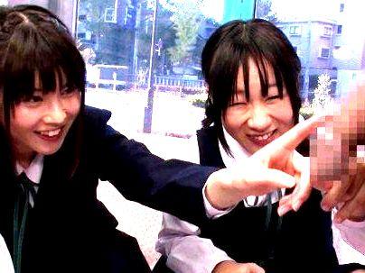 ＜素人企画！＞「どくどくしてるね…ニヤニヤ！」真面目そうな制服女子達！巨根で興奮してしまい・・・！！