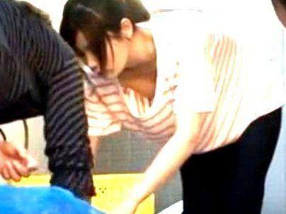 ＜美人若妻！＞「胸チラ・・・発見！」ゴミ捨て場で若い奥さん発見！問答無用でやっちゃうぞ！！！