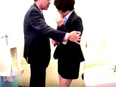 ＜痴女！＞「バレちゃったの・・・！」ショートカットボインOL！トイレで自虐行為バレてエロ交尾発展すっぞ！！