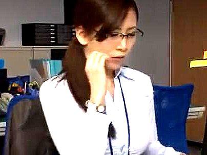 ＜OL誘惑！＞【まさかの？】仕事で会社で残業してたら・・・隣のOLがノーブラで誘ってくるからオフィスファックしちゃうゾ！