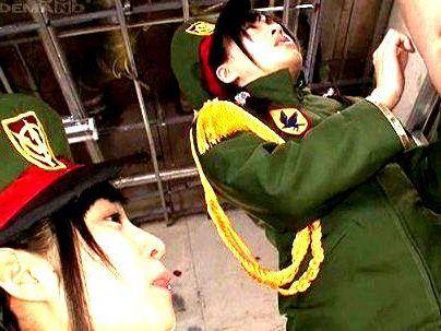 女兵士！＞「チンポ出しなさい！」滅茶苦茶可愛い美少女兵達！男を痴女行為で興奮してっゾ！！