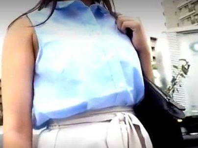 ＜マジックミラー号＞「時間ですか？」ノースリーブの巨ボイン素人女子！脇をチェックで恥らいエチエチになるぞ！！