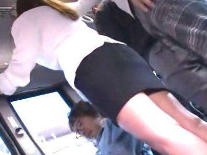 ＜バス痴漢！＞え？ヤメテクダサイ…！スレンダー美乳若妻がバスの中で痴漢師に無理矢理ヤラレルぞ～ｗ！！！