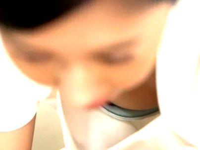 ＜胸チラ！＞「勃起したった～！」マッサージ師の胸チラに股間が反応！我慢限界で一線超えちゃうゾ！！(アダルト動画)